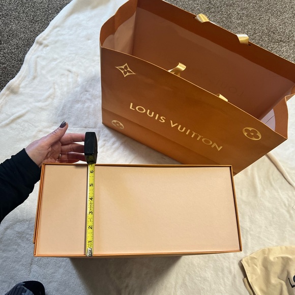 XL Louis Vuitton Box, Dust Bag and Gift Bag. No stains or rips. - Picture 7 of 11